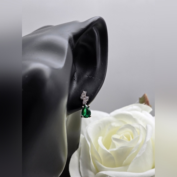 ♥️ CLUSTER STERLING SILVER STUD EARRINGS - Picture 2 of 5